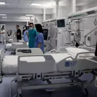 νοσοκομείο, κρεβάτια, γιατροί, νοσοκόμες