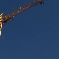 Γερανός πάνω από νηπιαγωγείο