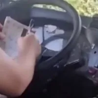 Οδηγός λεωφορείου έλυνε σταυρόλεξο