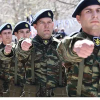 Ο Στέφανος Κασσελάκης κάνει παρέλαση