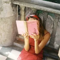 κοπέλα και βιβλίο