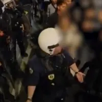 Αστυνομικός βρίζει πολίτη σε συγκέντρωση για τις γυναικοκτονίες