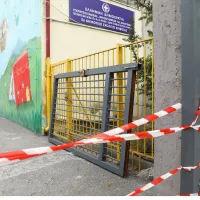 Καγκελόπορτα έπεσε και τραυμάτισε μαθητές