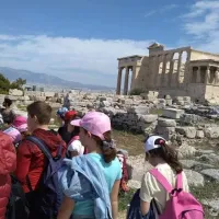 Μαθητές επισκέπτονται την Ακρόπολη