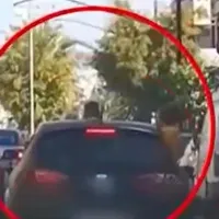 Παιδιά σε αυτοκίνητο βγάζουν τα κεφάλια τους έξω
