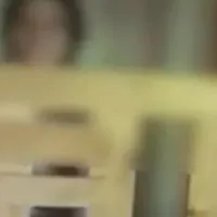 Κοπέλα σε ξύλινο κλουβί στην Καλαμάτα