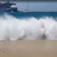 Πλοίο σήκωσε κύματα σε παραλία της Μυκόνου