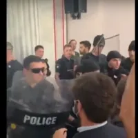 Αστυνομικοί ξυλοκοπούν φοιτητές