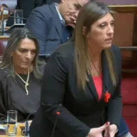 Ζωή Κωνσταντοπούλου με σφυρίχτρα στη Βουλή