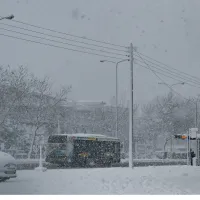 Κακοκαιρία: Λεωφορείο στο χιόνι