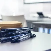 στυλό βιβλία σχολική τάξη