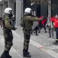 Διασώστες ΕΚΑΒ παρακαλούν ΜΑΤ για να περιθάλψουν τραυματίες