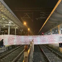 Φοιτητές Ιατρικής απέκλεισαν για 57 λεπτά τις γραμμές των τρένων στη Λάρισα