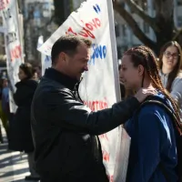 Ο Νίκος Πλακιάς συνομιλεί με μαθήτρια