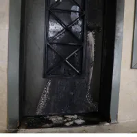 Επίθεση με γκαζάκια στην πολυκατοικία που μένει ο Χαρακόπουλος