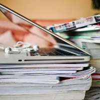 φορητός υπολογιστής βιβλία, τετράδια, τηλεκπαίδευση