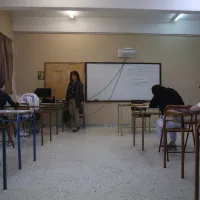 μαθητές που δίνουν πανελλήνιες