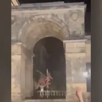 Pole dancing στα παλαιά ανάκτορα της Κέρκυρας