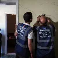 Πολιτική Προστασία ελέγχει ρωγμές σε σπίτι στην Εύβοια μετά από σεισμό