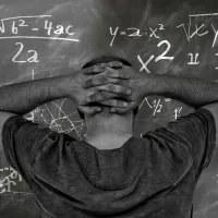 θεσμική υποεκπαίδευση, εκπαίδευση, μαυροπίνακας, παιδεία