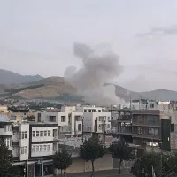 Επίθεση του Ισραήλ εναντίον της Τεχεράνης στο Ιράν, καπνός από αεροπορικό πλήγμα σε πόλη
