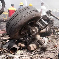 η ρόδα του air india και συντρίμμια