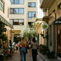 κοπέλες που περπατούν στο Σύνταγμα