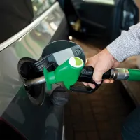 μπαίνει βενζίνη σε πρατήριο
