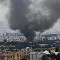 Καπνός σε πόλη του Ιράν μετά την επίθεση του Ισραήλ