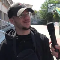 μαθητής που δίνει συνέντευξη έξω από το σχολείο