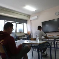μαθητές που δίνουν πανελλήνιες