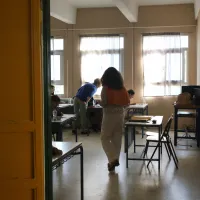 εκπαιδευτικός στην αίθουσα κατά τη διάρκεια των Πανελλαδικών