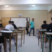 μαθητές που δίνουν πανελλήνιες