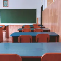 σχολική τάξη, σχολείο, θρανία, καρέκλες, πίνακας, μαυροπίνακας