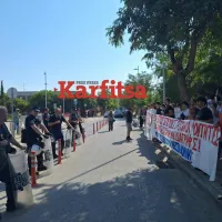 Μέλη φοιτητικών συλλόγων συγκεντρώθηκαν έξω από το δημαρχείο Θεσσαλονίκης