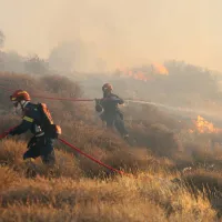 Φωτιά στην Ιεράπετρα. Πυροσβέστες σε δάσος σβήνουν πυρκαγιά