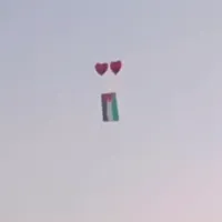 Η σημαία της Παλαιστίνης πετάει σε μπαλόνια στον αέρα στην Κύπρο