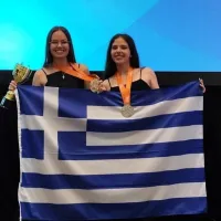 Μαθήτριες με την Ελληνική σημαία σε διαγωνισμό της Microsoft
