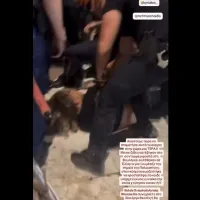 Αστυνομικός χτυπάει διαδηλωτή στο Σύνταγμα