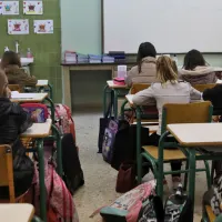 Αίθουσα σχολείου με μαθητές στα θρανία