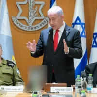 Νετανιάχου με στρατιωτικούς μιλάει, πίσω σημαία του Ισραήλ