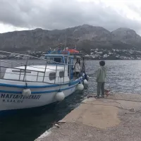 Ο μικρός Σάββας περιμένει τη δασκάλα του με το καΐκι στην Τέλενδο 