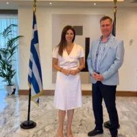 Η Σοφία Ζαχαράκη με τον Πρύτανη του ΔΙΠΑΕ