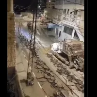 Όχημα του IDF καταστρέφει δρόμους στη Γάζα