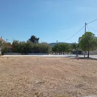 έχει απλώς μια τσιμεντένια πλάκα