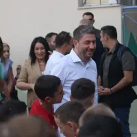 Ο πρόεδρος του ΠΑΣΟΚ, Νίκος Ανδρουλάκης σε αγιασμό σχολείου