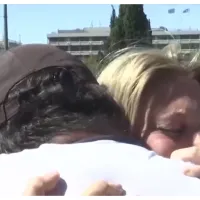 Η Μαρία Καρυστιανού και ο Πάνος Ρούτσι αγκαλιάζονται 