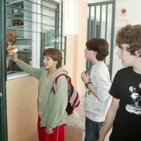Κυλικείο σε σχολείο, πωλητής δίνει φαγητό σε παιδιά