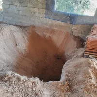 Το σημείο που είχε θάψει η 62χρονη τη μητέρα της, μαντρί με τρύπα στο έδαφος