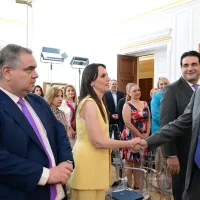 Η υφυπουργός Εσωτερικών, Βιβή Χαραλαμπογιάννη σε χειραψία με τον Μητσοτάκη